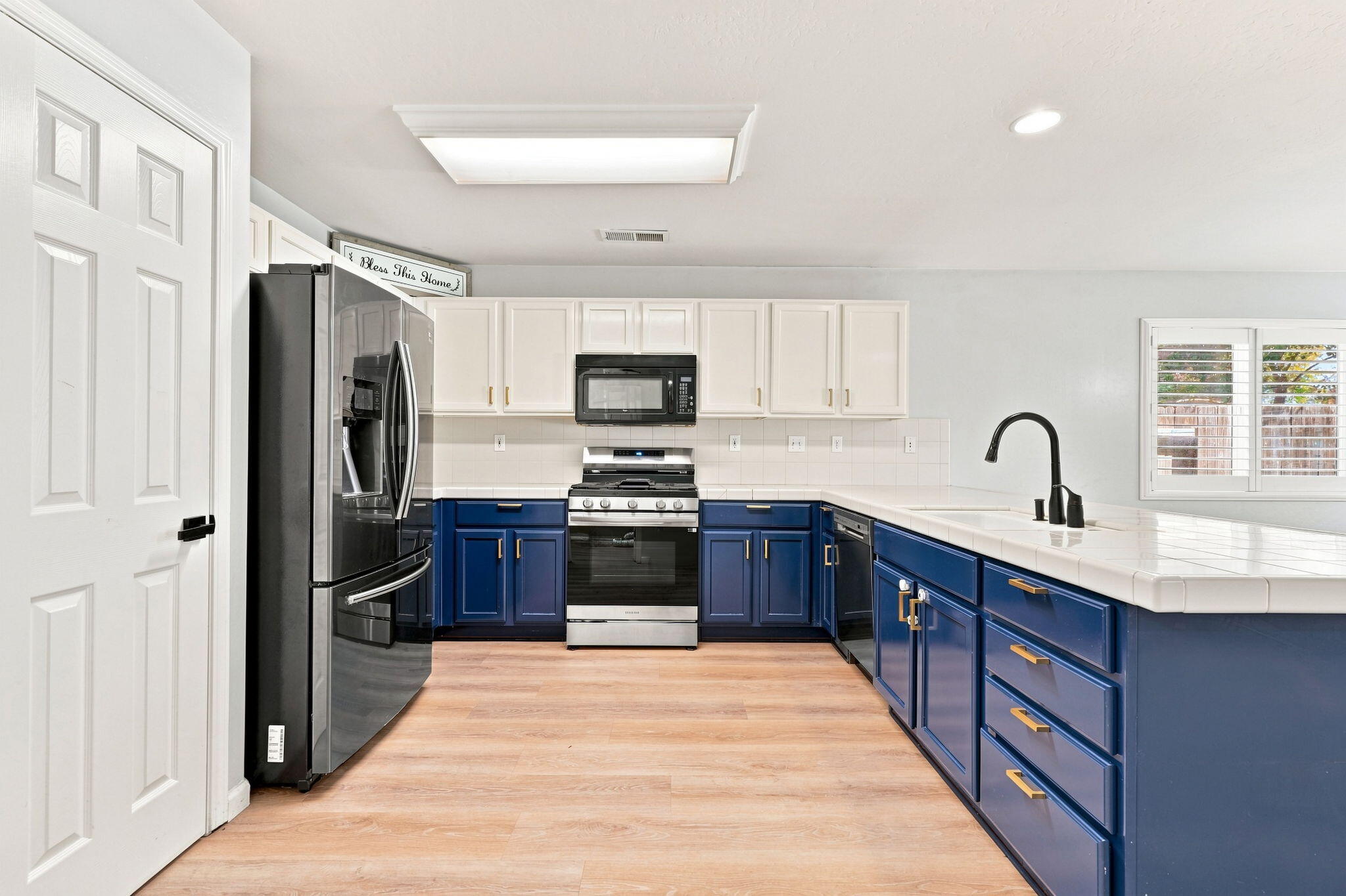 3038 N Linda Vista Ct, Visalia, CA 93291