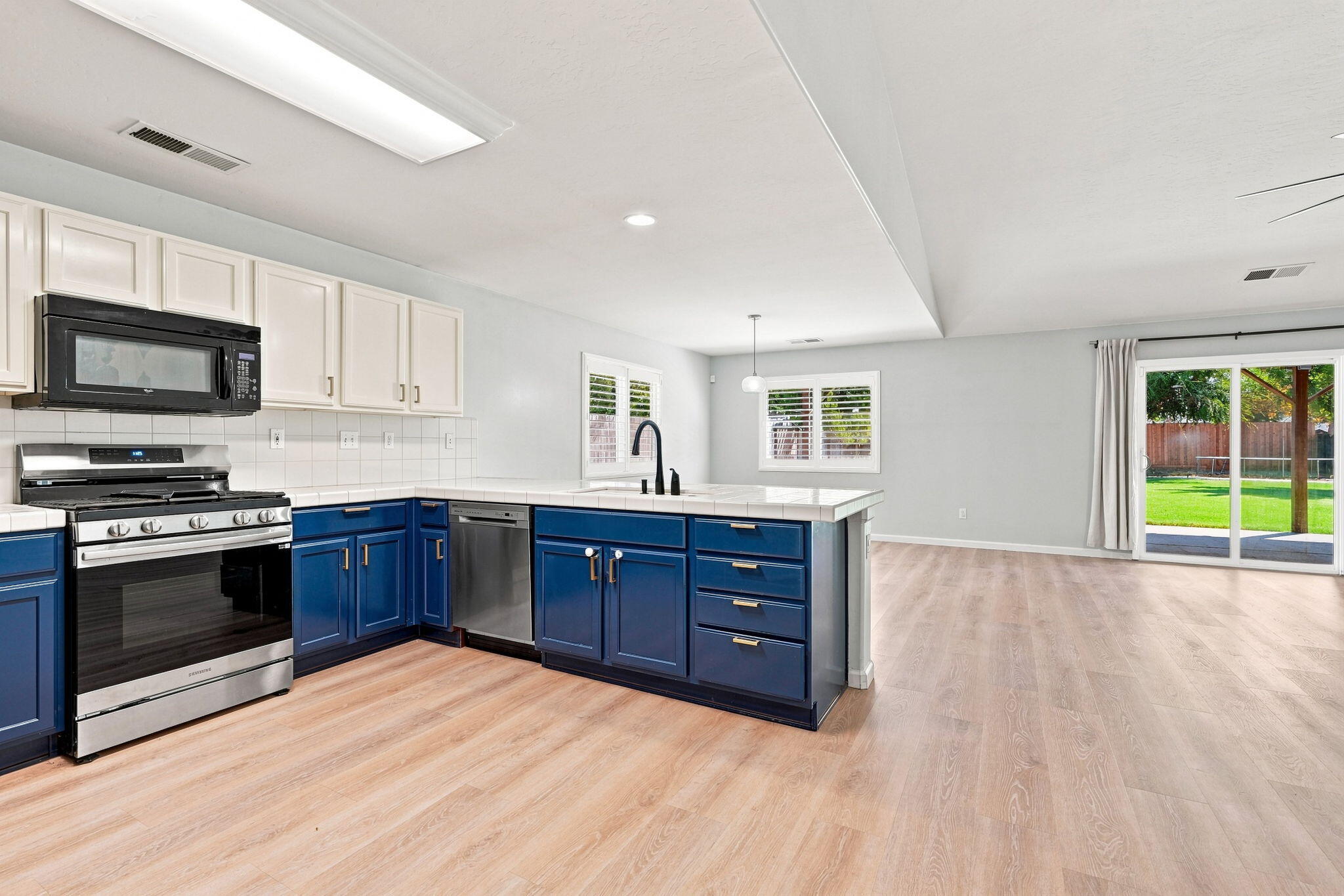 3038 N Linda Vista Ct, Visalia, CA 93291