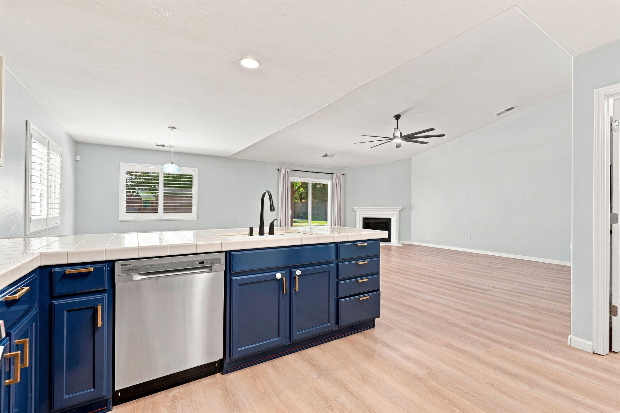 3038 N Linda Vista Ct, Visalia, CA 93291