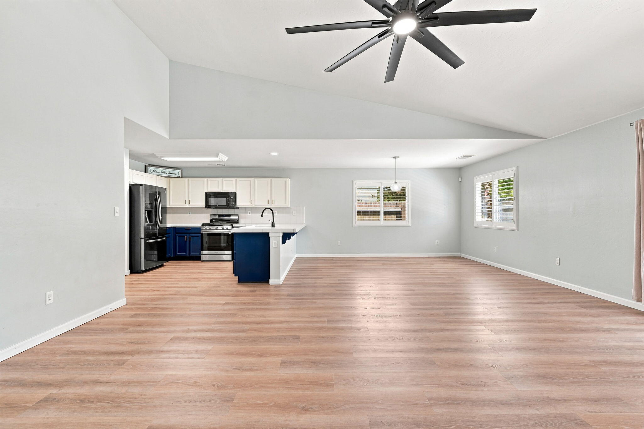 3038 N Linda Vista Ct, Visalia, CA 93291