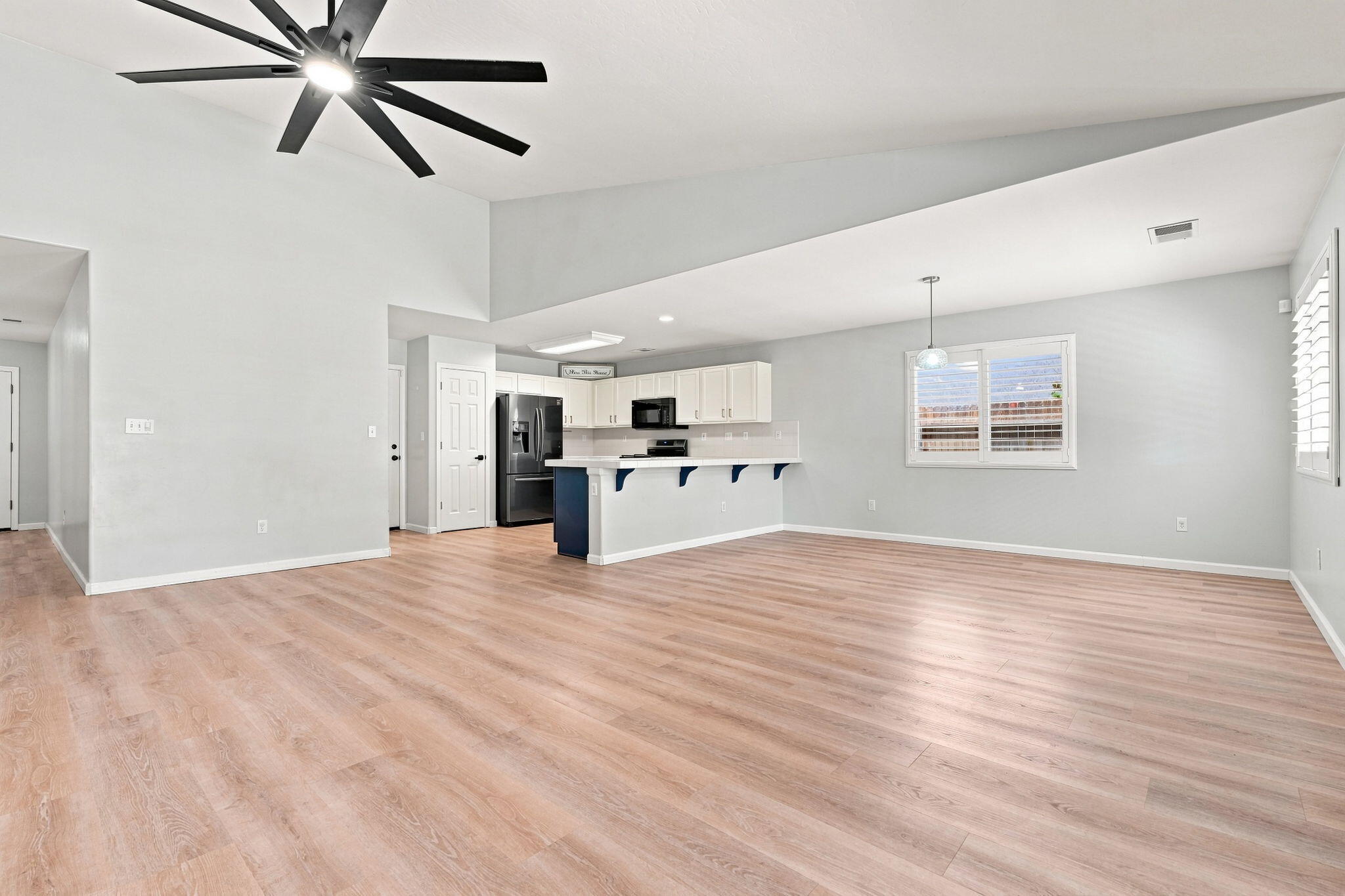 3038 N Linda Vista Ct, Visalia, CA 93291