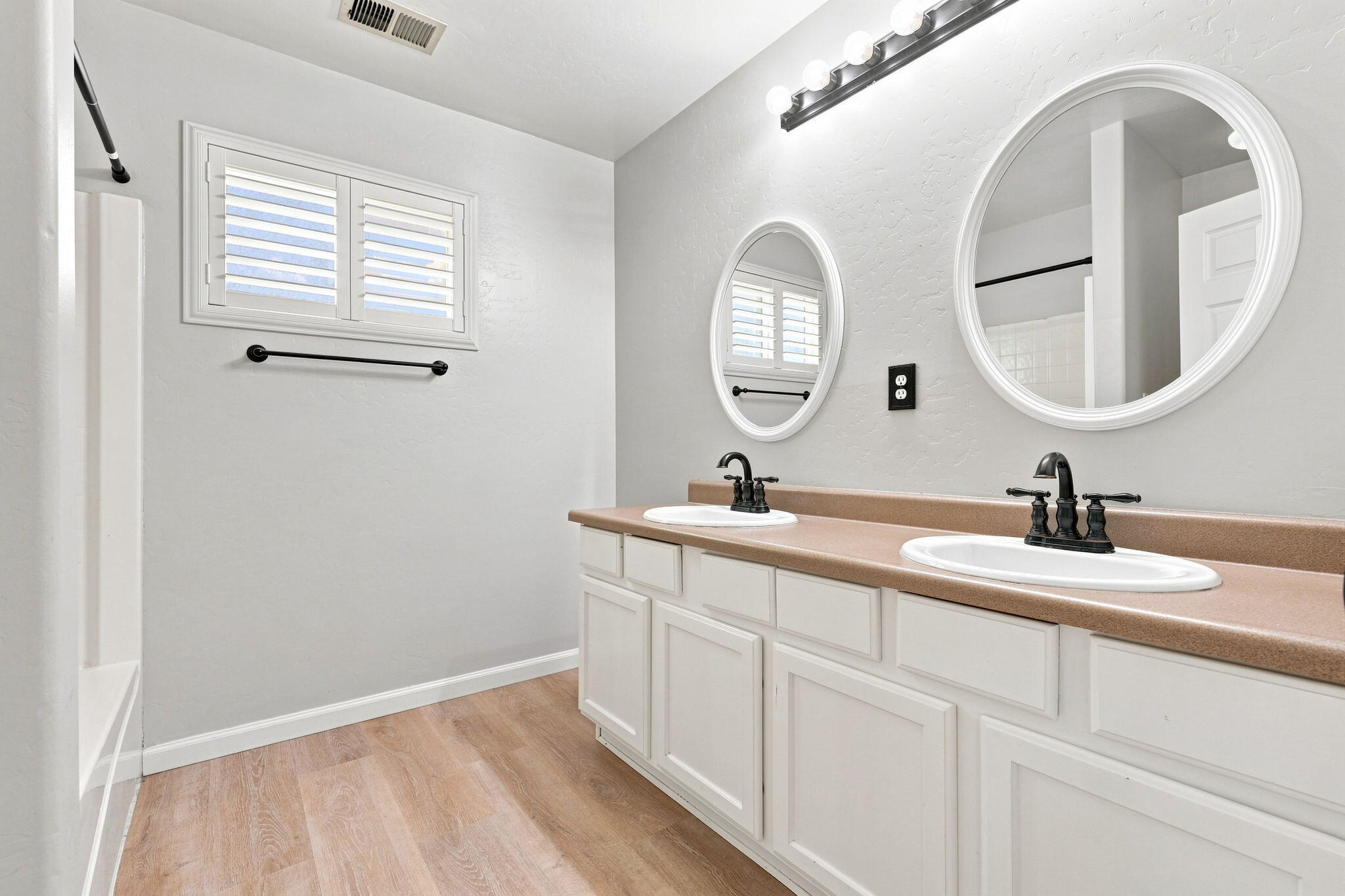 3038 N Linda Vista Ct, Visalia, CA 93291