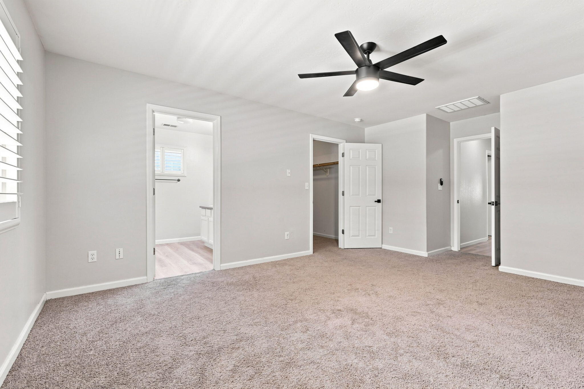 3038 N Linda Vista Ct, Visalia, CA 93291