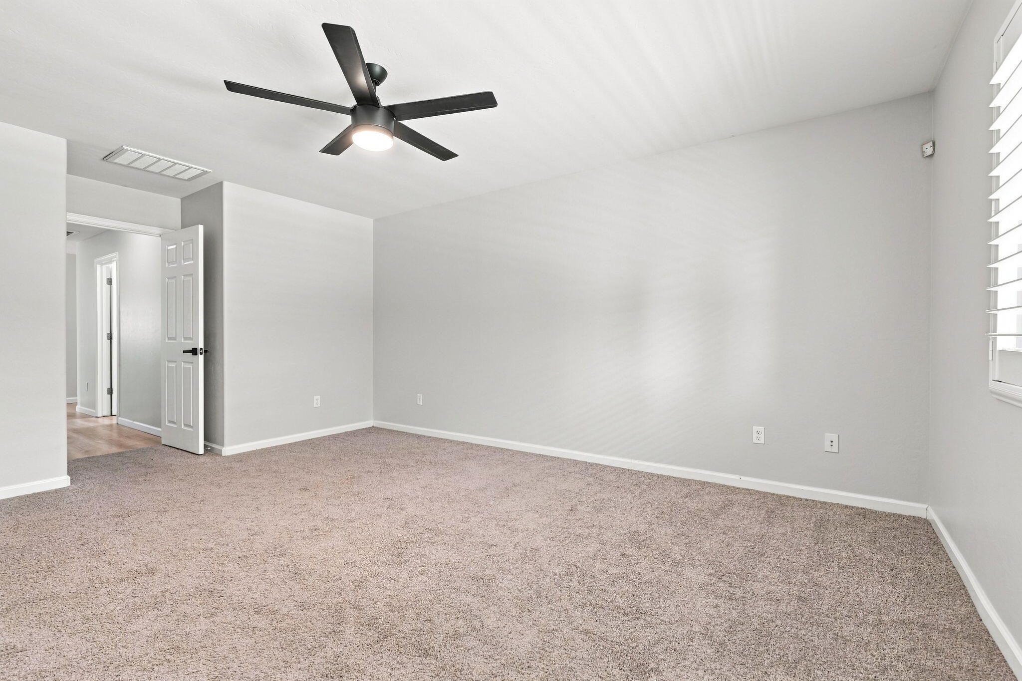 3038 N Linda Vista Ct, Visalia, CA 93291