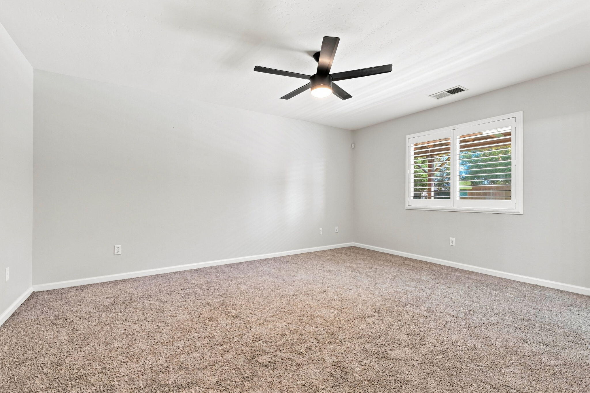 3038 N Linda Vista Ct, Visalia, CA 93291
