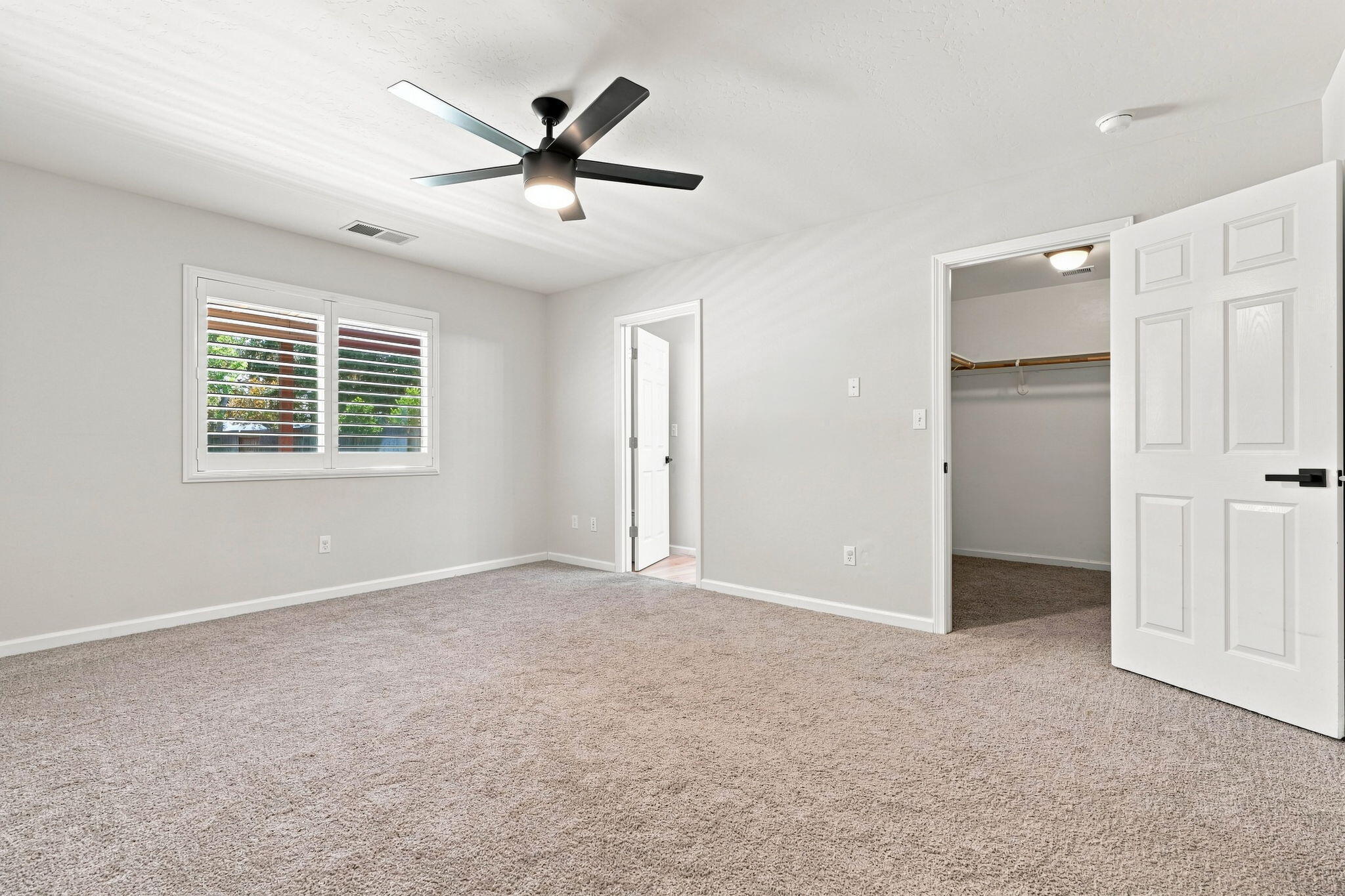 3038 N Linda Vista Ct, Visalia, CA 93291