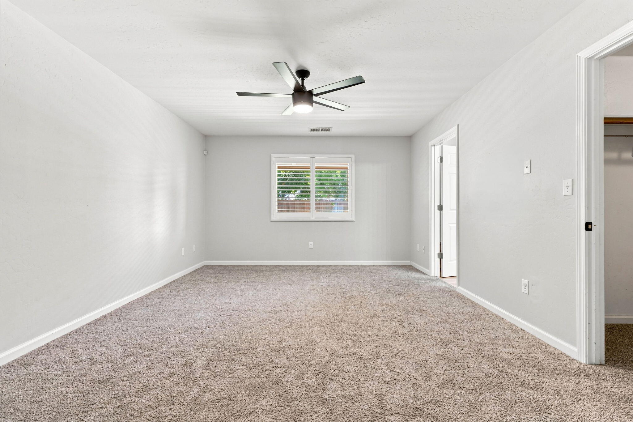 3038 N Linda Vista Ct, Visalia, CA 93291