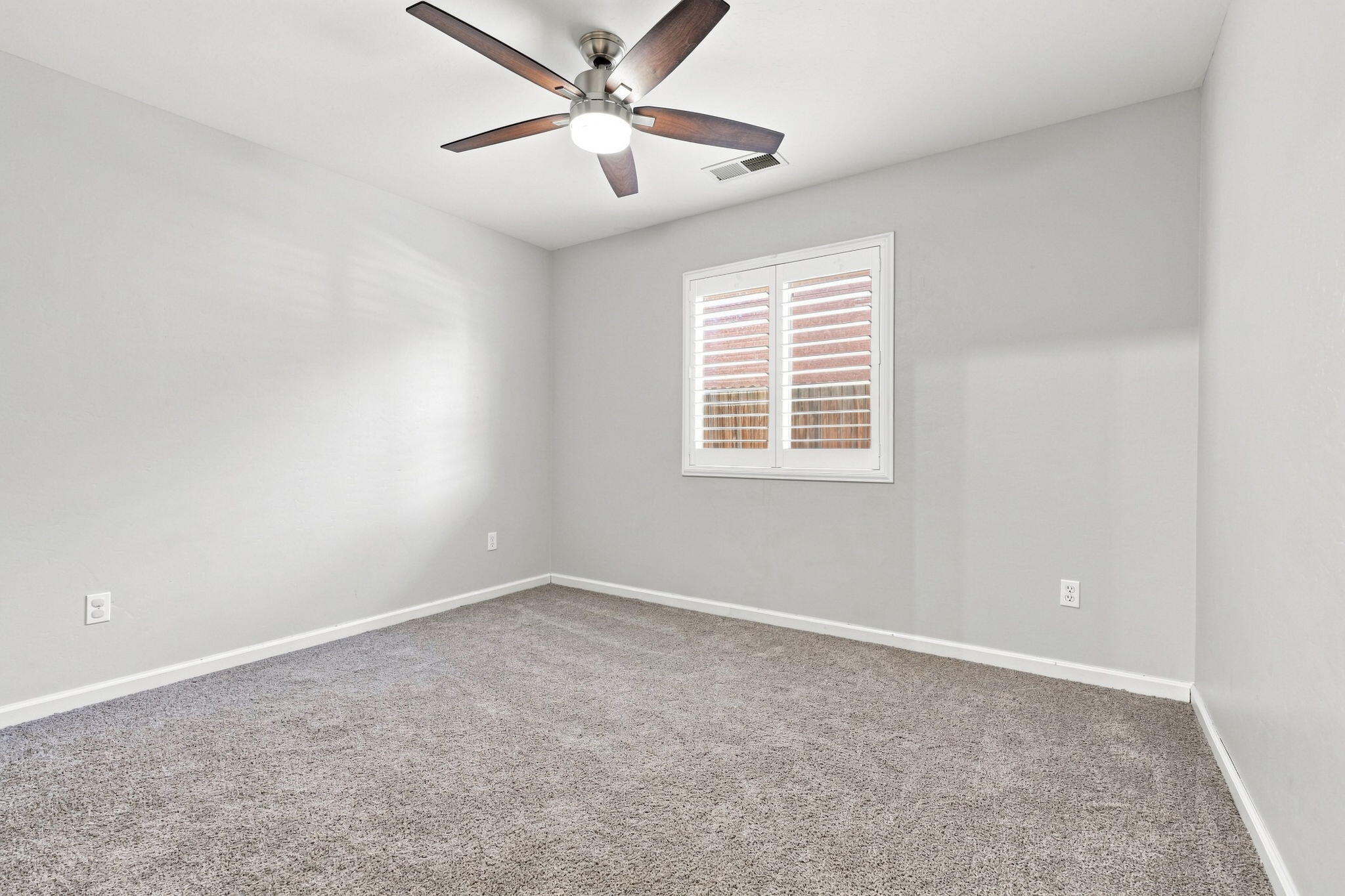 3038 N Linda Vista Ct, Visalia, CA 93291