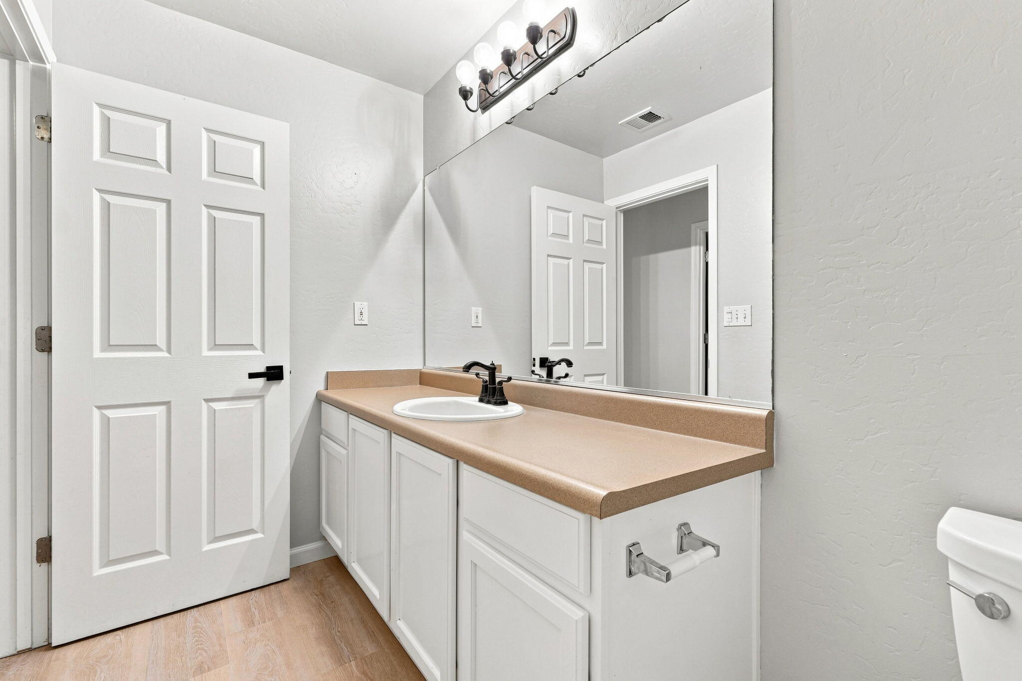3038 N Linda Vista Ct, Visalia, CA 93291