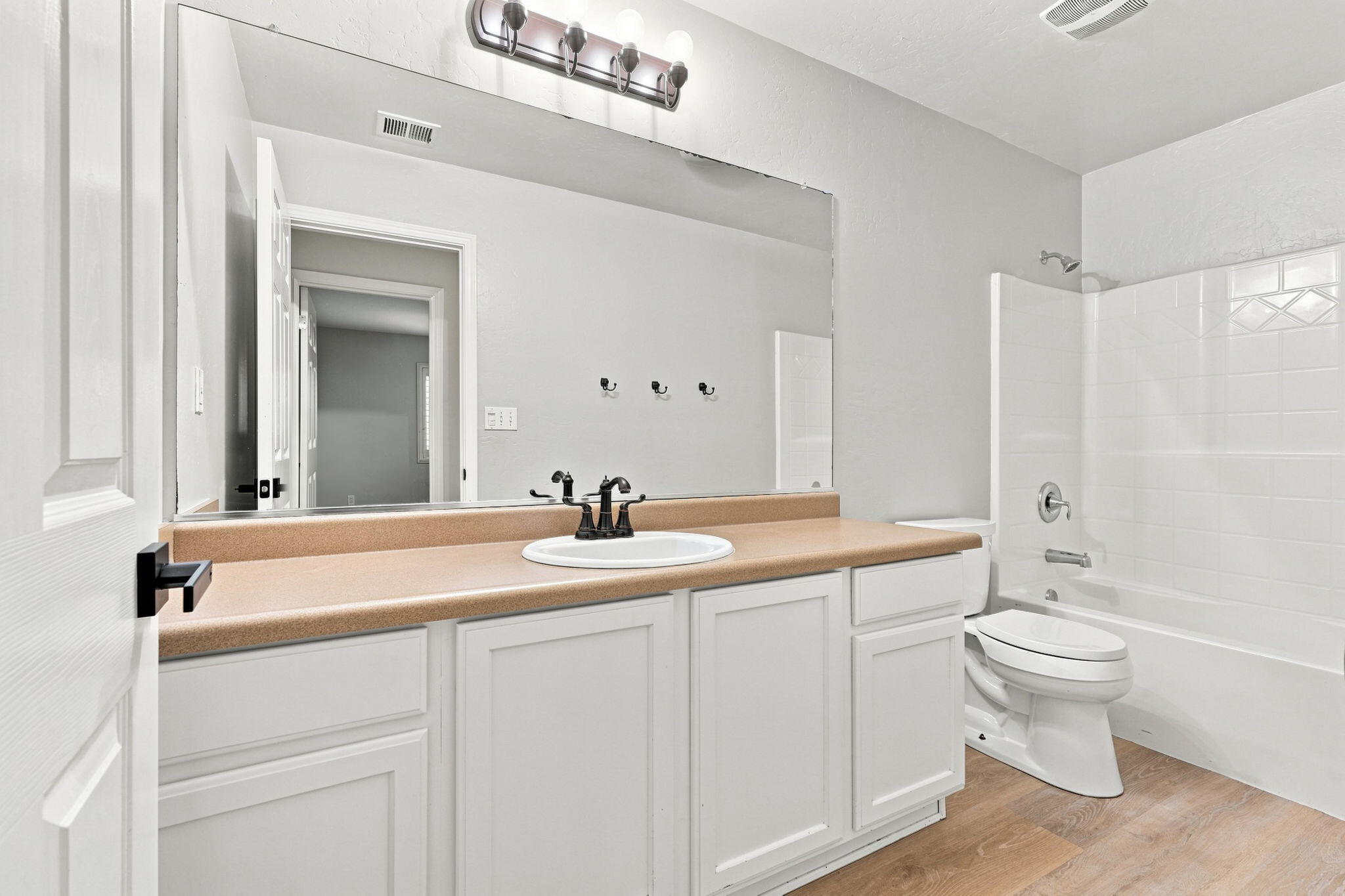 3038 N Linda Vista Ct, Visalia, CA 93291