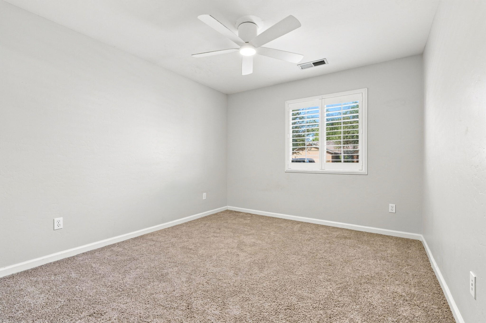 3038 N Linda Vista Ct, Visalia, CA 93291