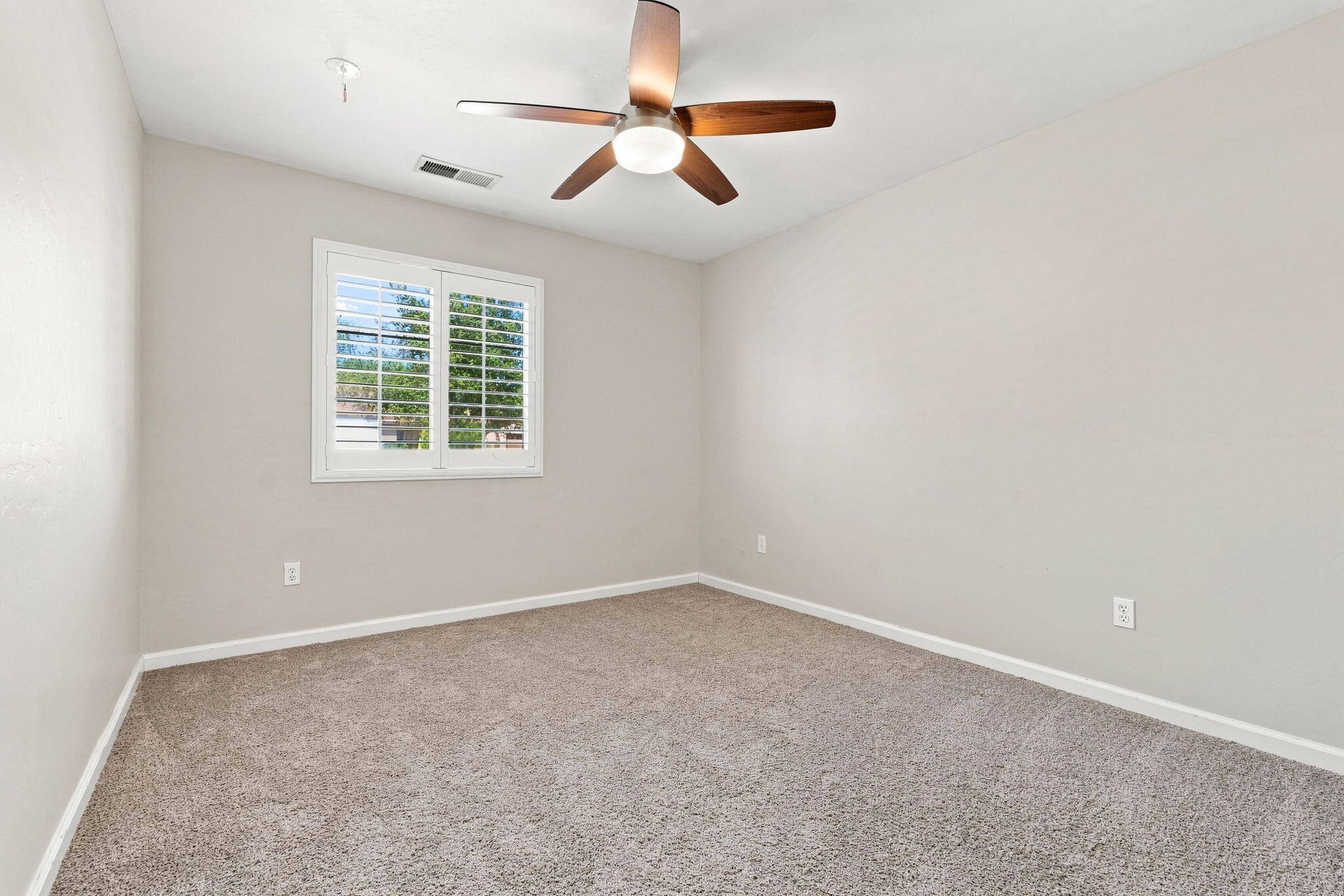 3038 N Linda Vista Ct, Visalia, CA 93291