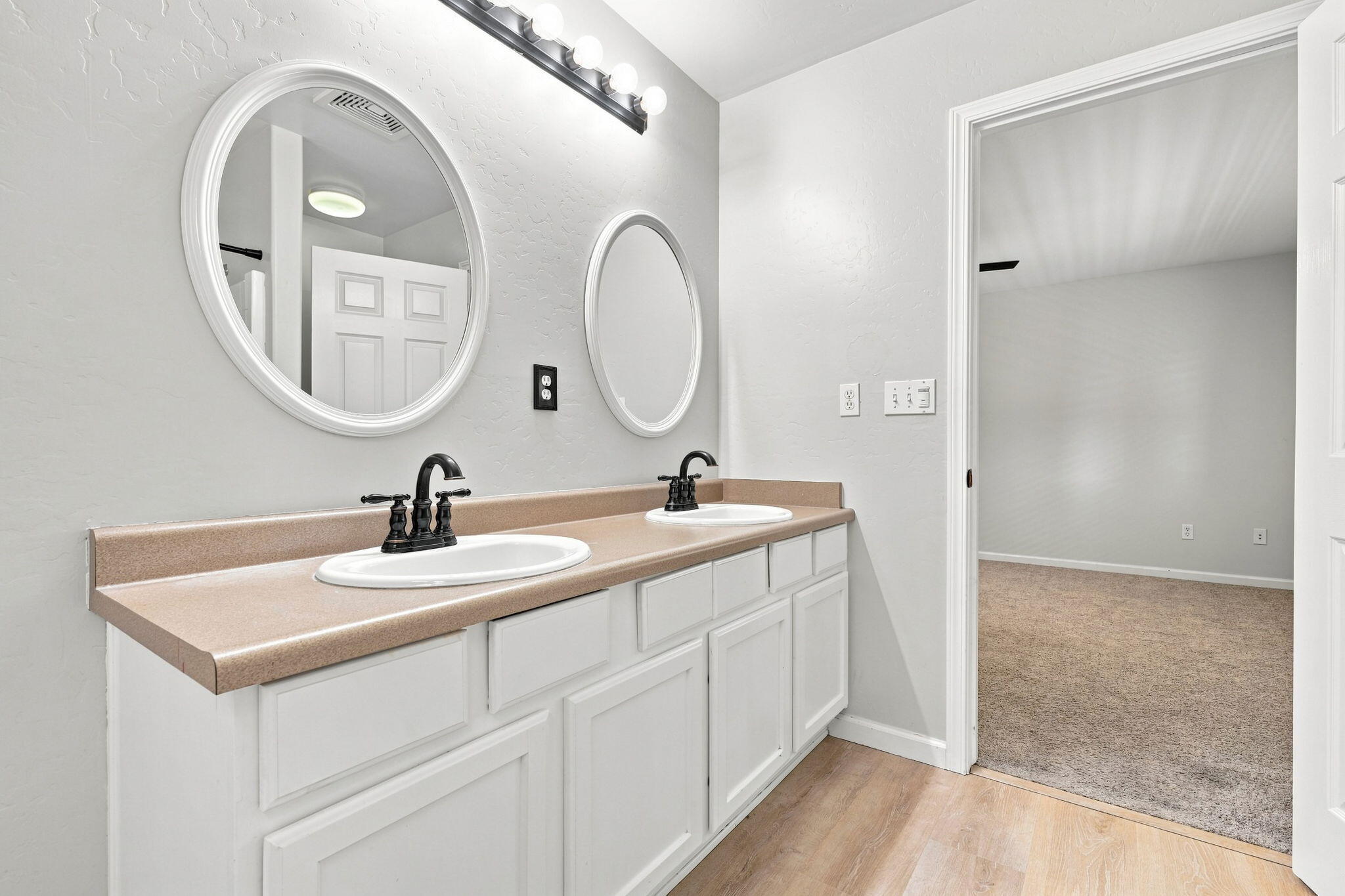 3038 N Linda Vista Ct, Visalia, CA 93291