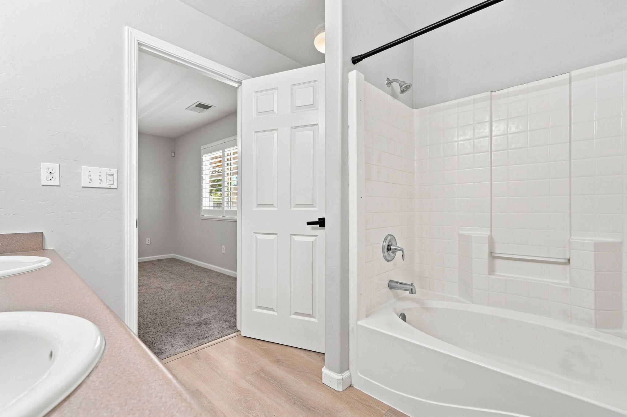 3038 N Linda Vista Ct, Visalia, CA 93291