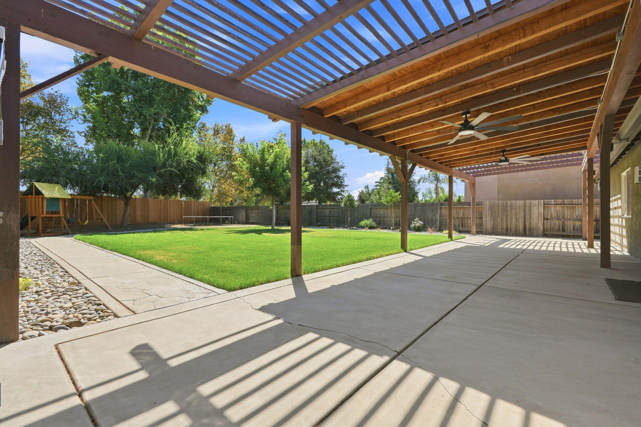3038 N Linda Vista Ct, Visalia, CA 93291