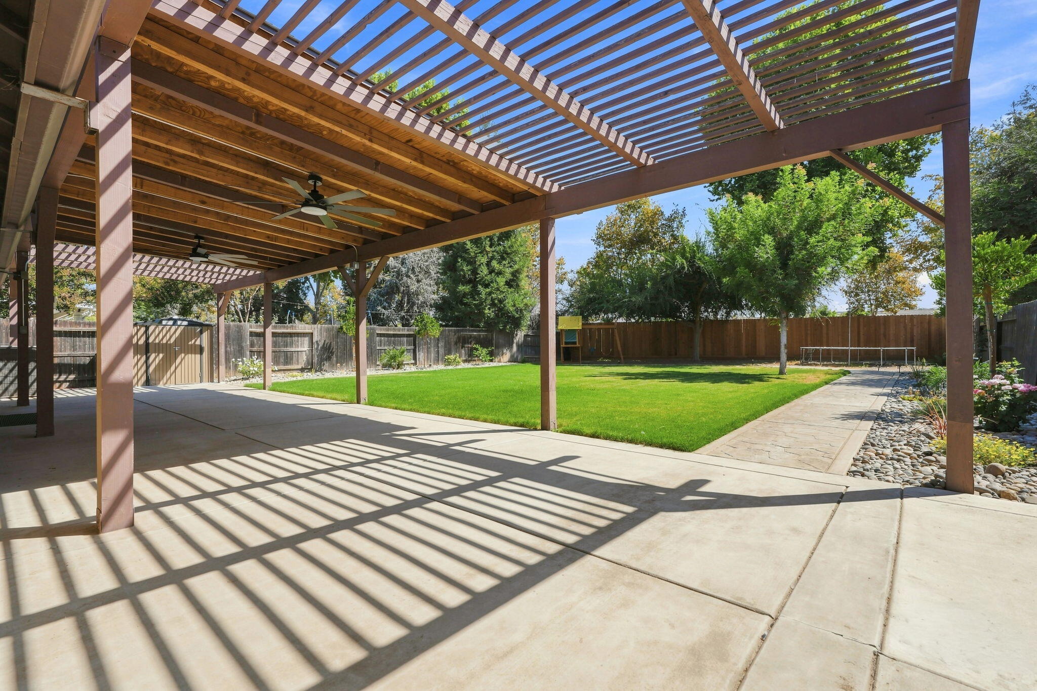 3038 N Linda Vista Ct, Visalia, CA 93291
