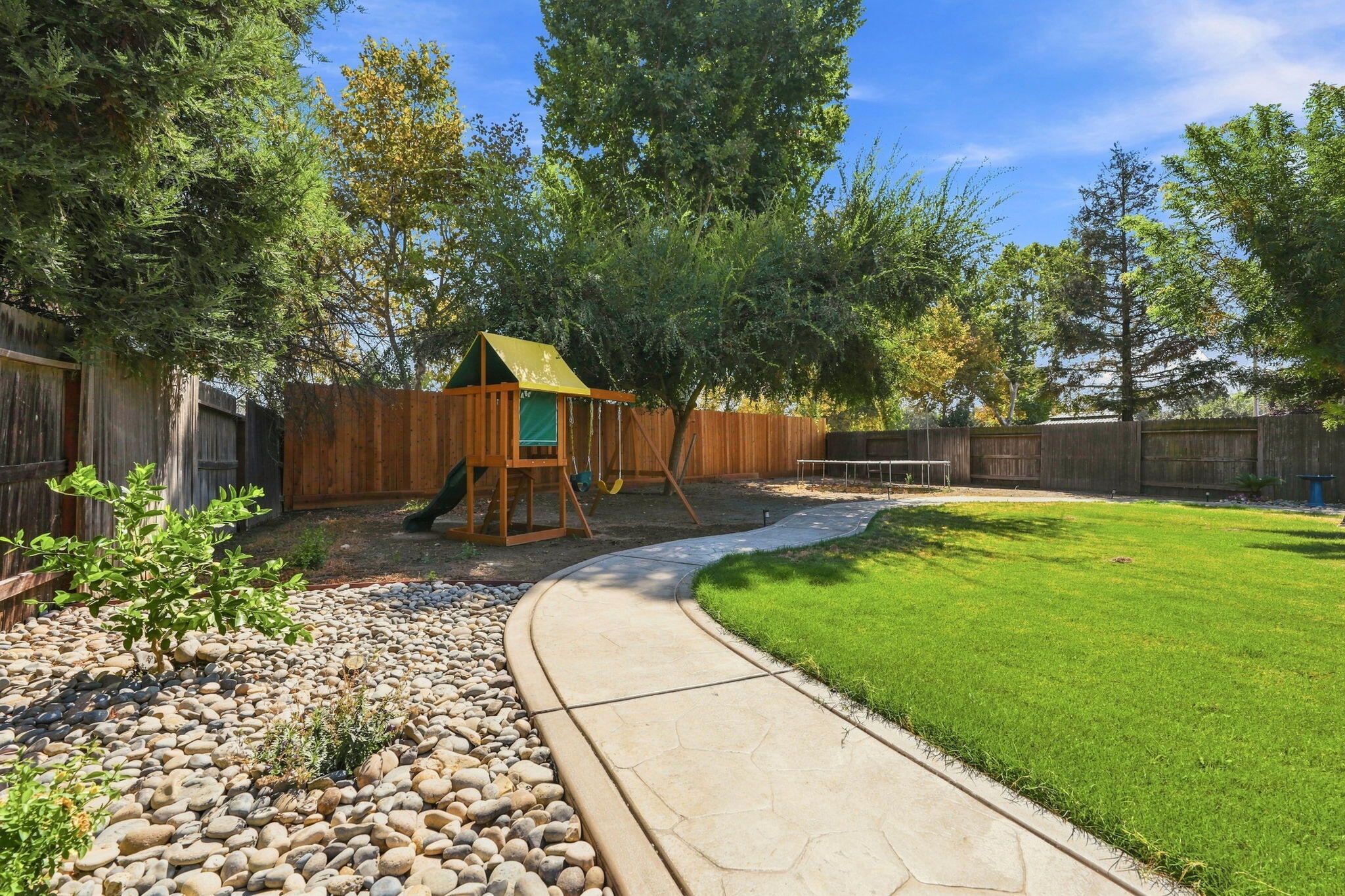 3038 N Linda Vista Ct, Visalia, CA 93291