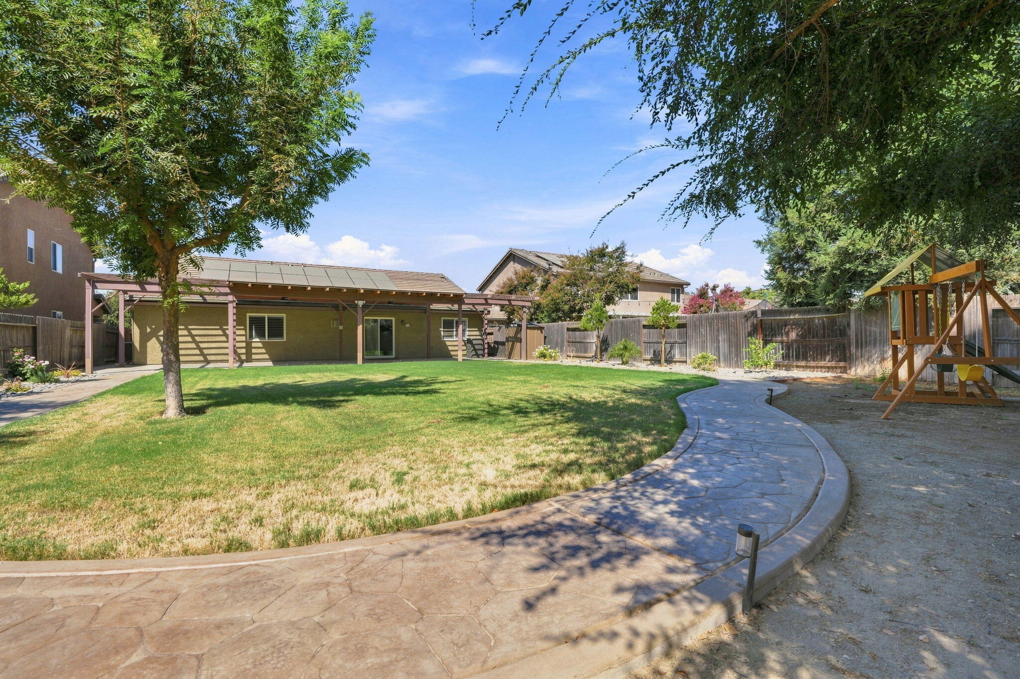 3038 N Linda Vista Ct, Visalia, CA 93291