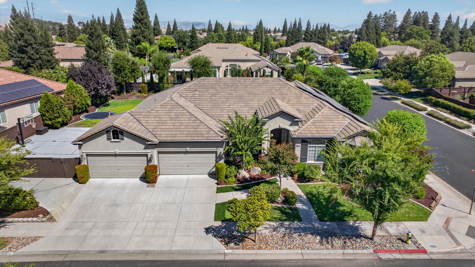 1945 N Greenfield Ave, Clovis, CA 93619