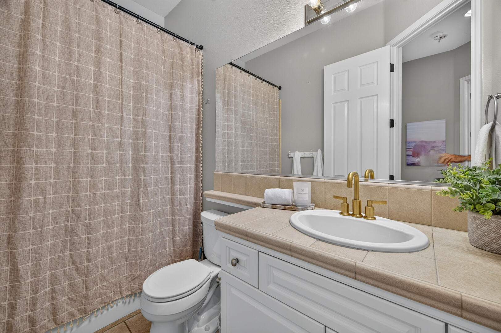 1945 N Greenfield Ave, Clovis, CA 93619