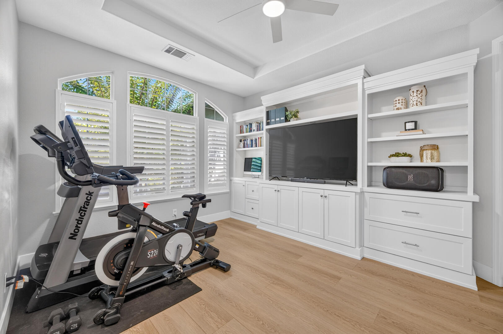 1945 N Greenfield Ave, Clovis, CA 93619