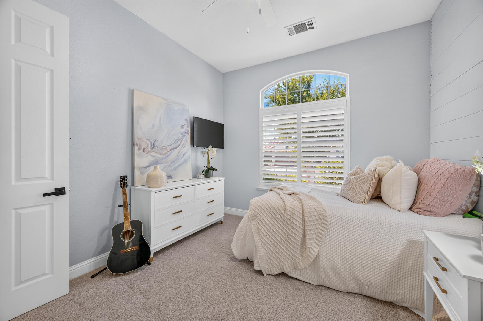 1945 N Greenfield Ave, Clovis, CA 93619