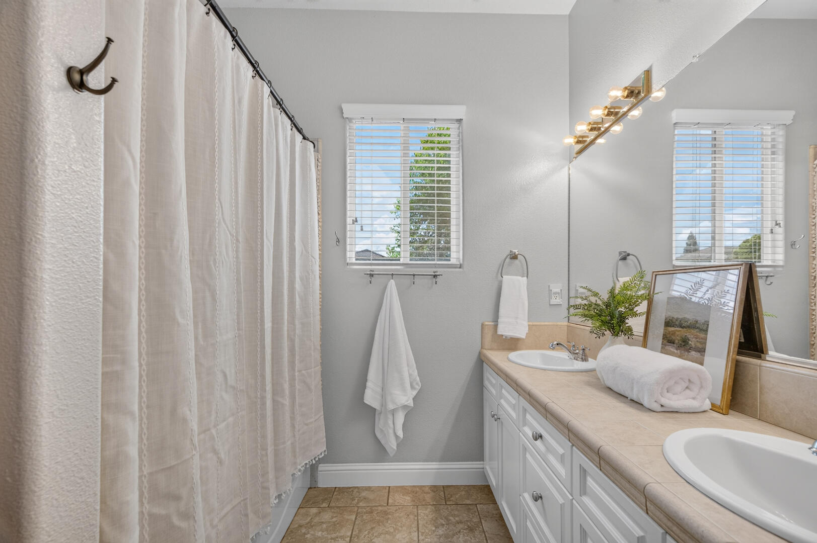 1945 N Greenfield Ave, Clovis, CA 93619