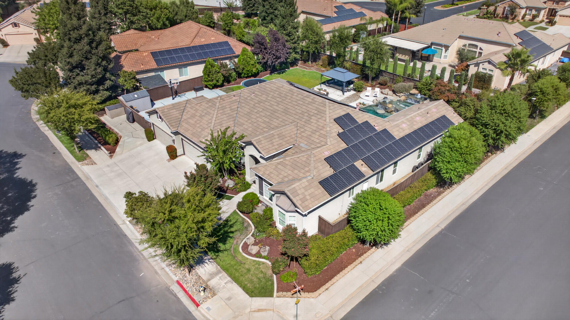 1945 N Greenfield Ave, Clovis, CA 93619