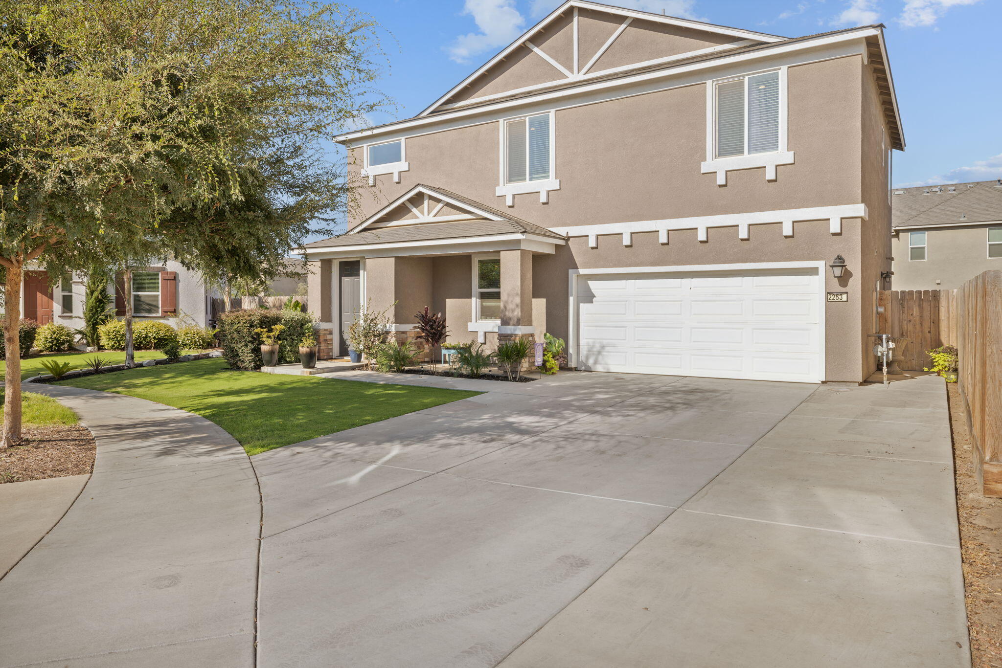 2253 S Manzanita Ct, Visalia, CA 93292
