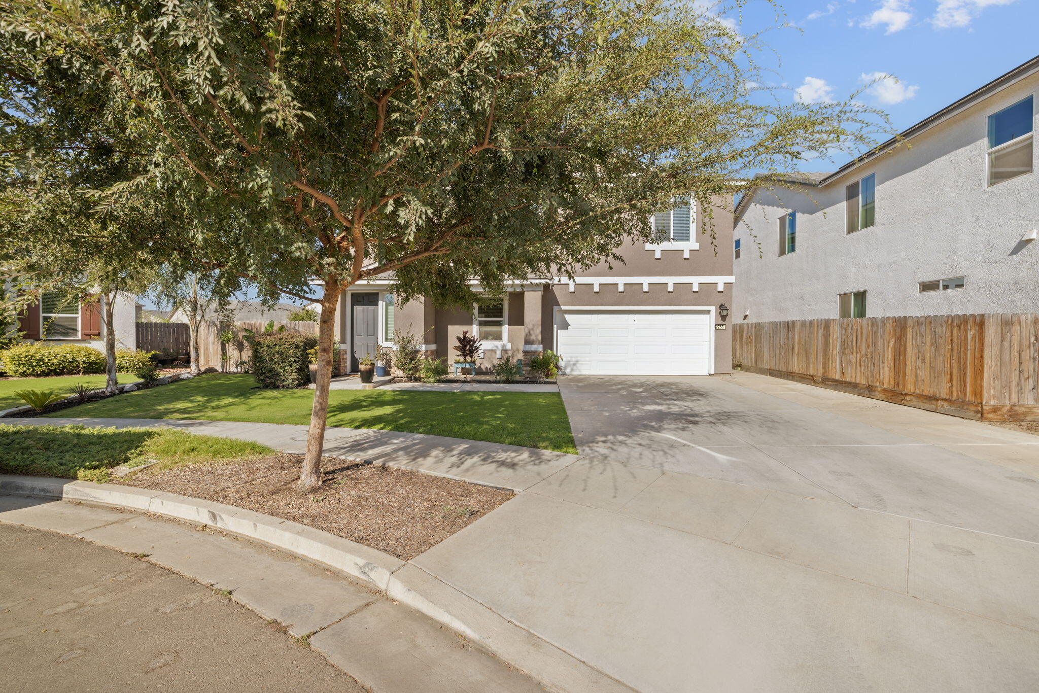 2253 S Manzanita Ct, Visalia, CA 93292