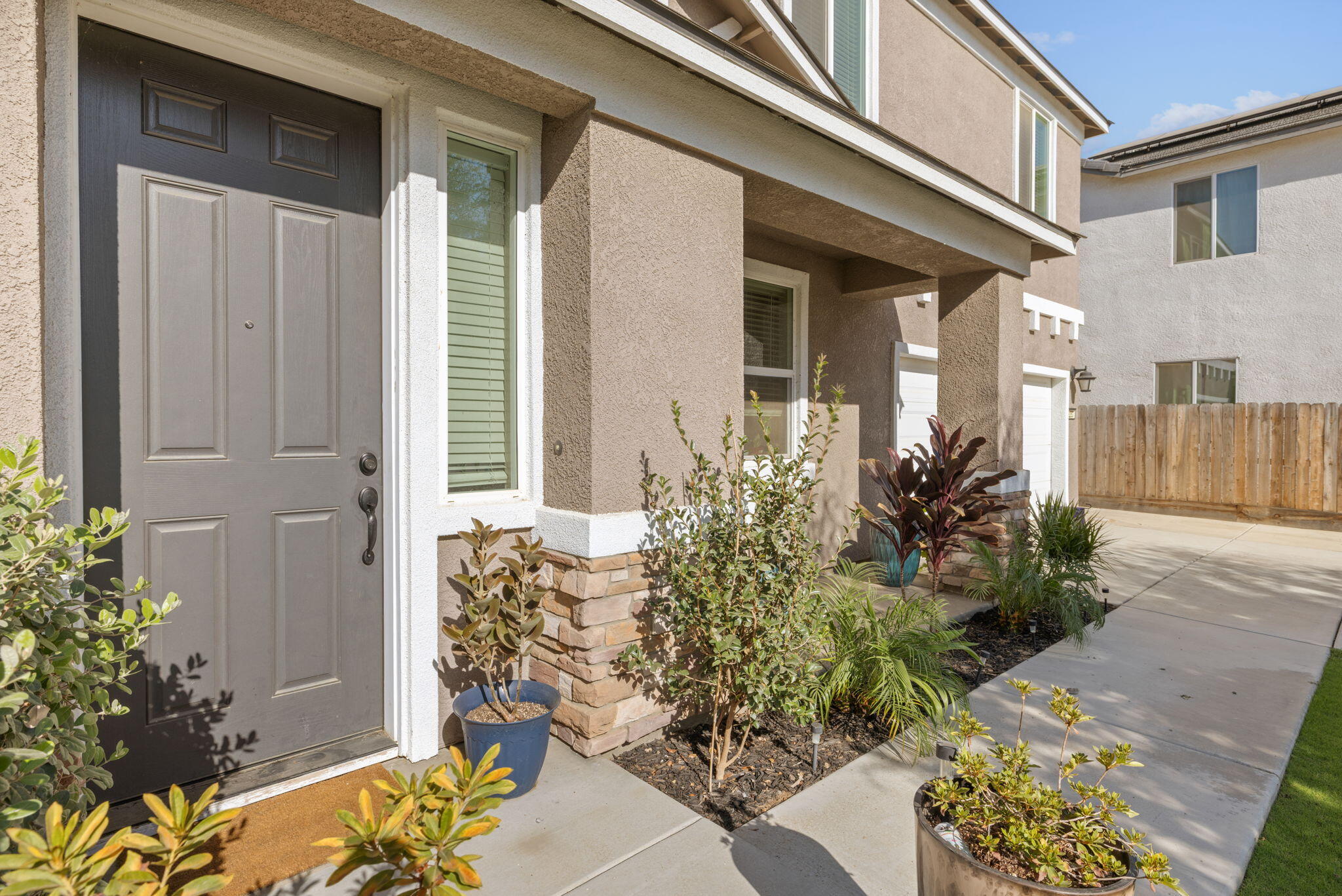 2253 S Manzanita Ct, Visalia, CA 93292