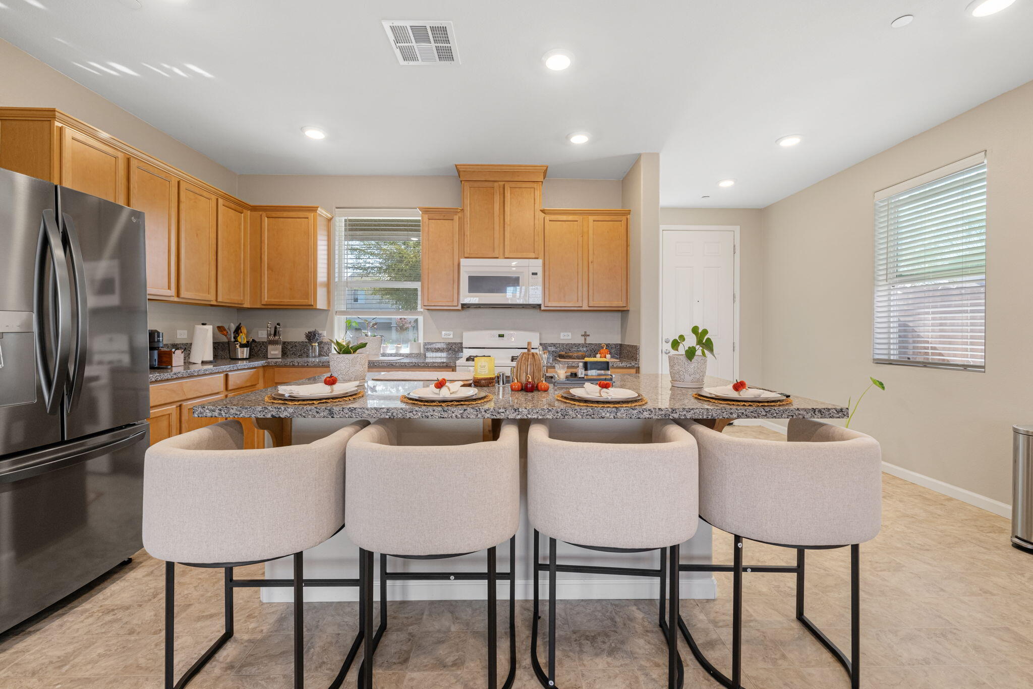 2253 S Manzanita Ct, Visalia, CA 93292