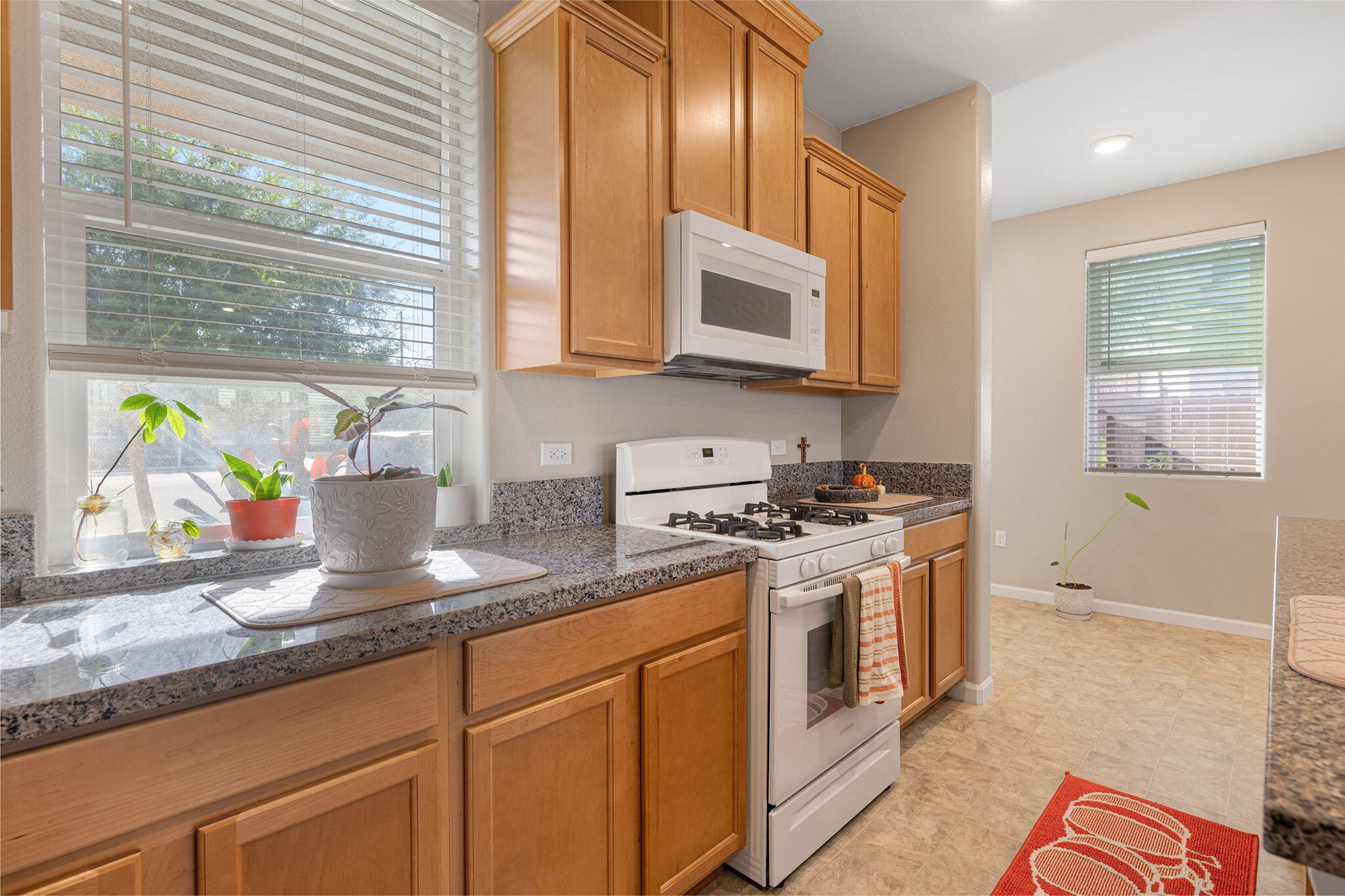 2253 S Manzanita Ct, Visalia, CA 93292