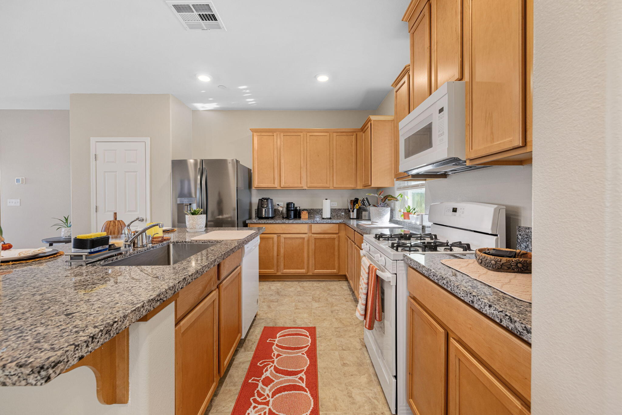 2253 S Manzanita Ct, Visalia, CA 93292