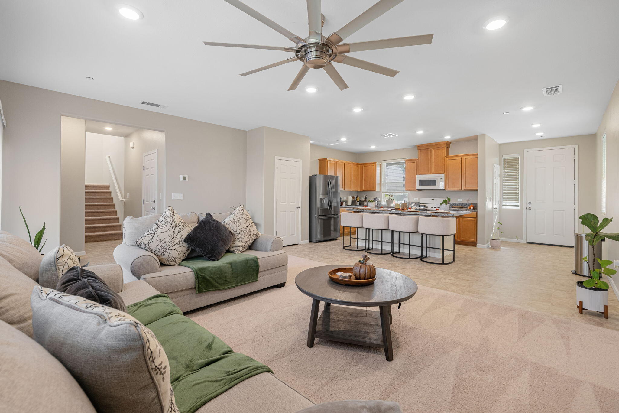 2253 S Manzanita Ct, Visalia, CA 93292