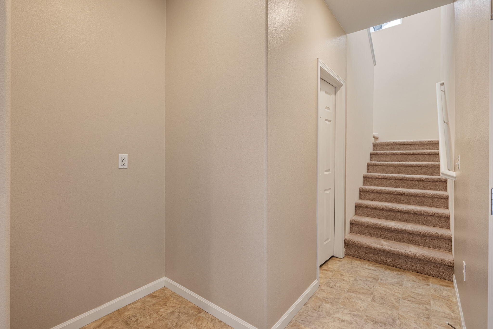 2253 S Manzanita Ct, Visalia, CA 93292