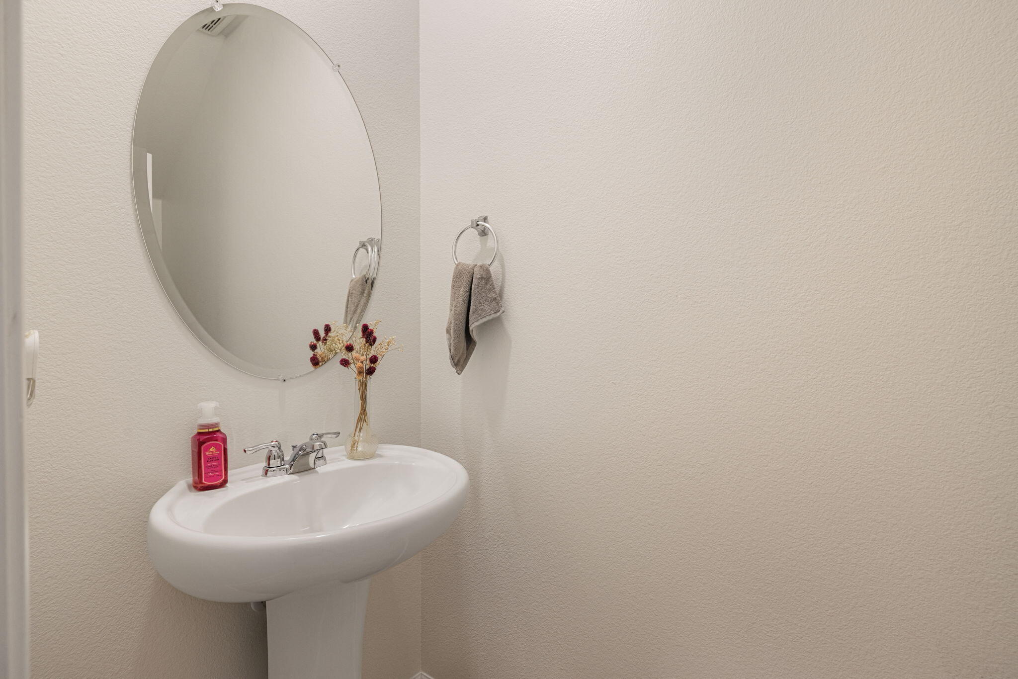 2253 S Manzanita Ct, Visalia, CA 93292