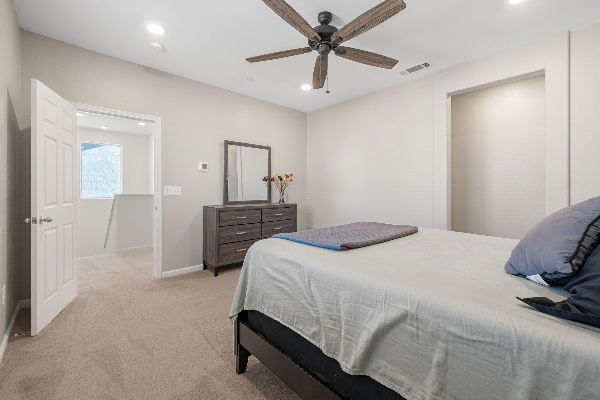 2253 S Manzanita Ct, Visalia, CA 93292