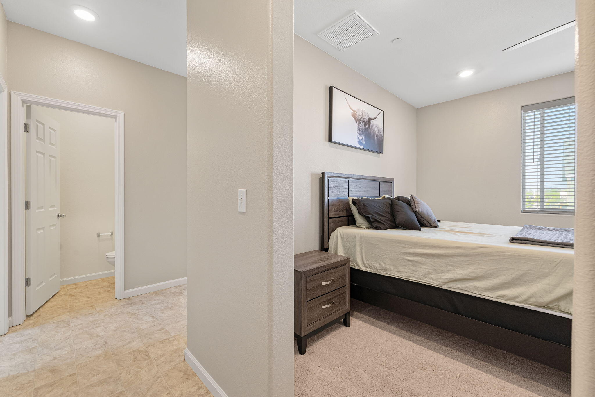 2253 S Manzanita Ct, Visalia, CA 93292