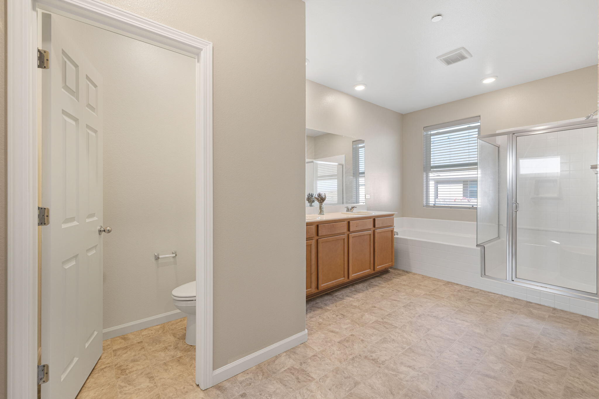 2253 S Manzanita Ct, Visalia, CA 93292