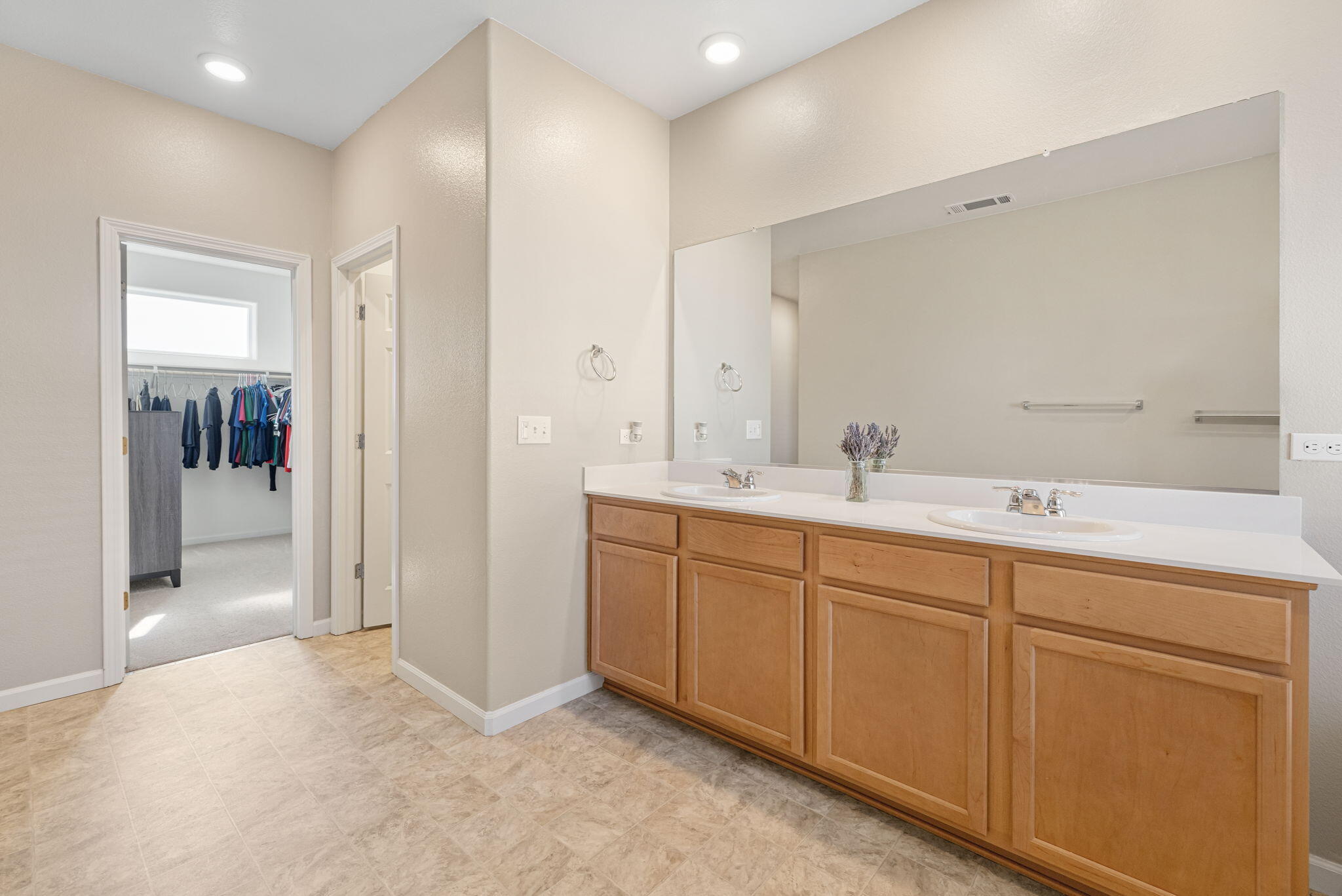 2253 S Manzanita Ct, Visalia, CA 93292