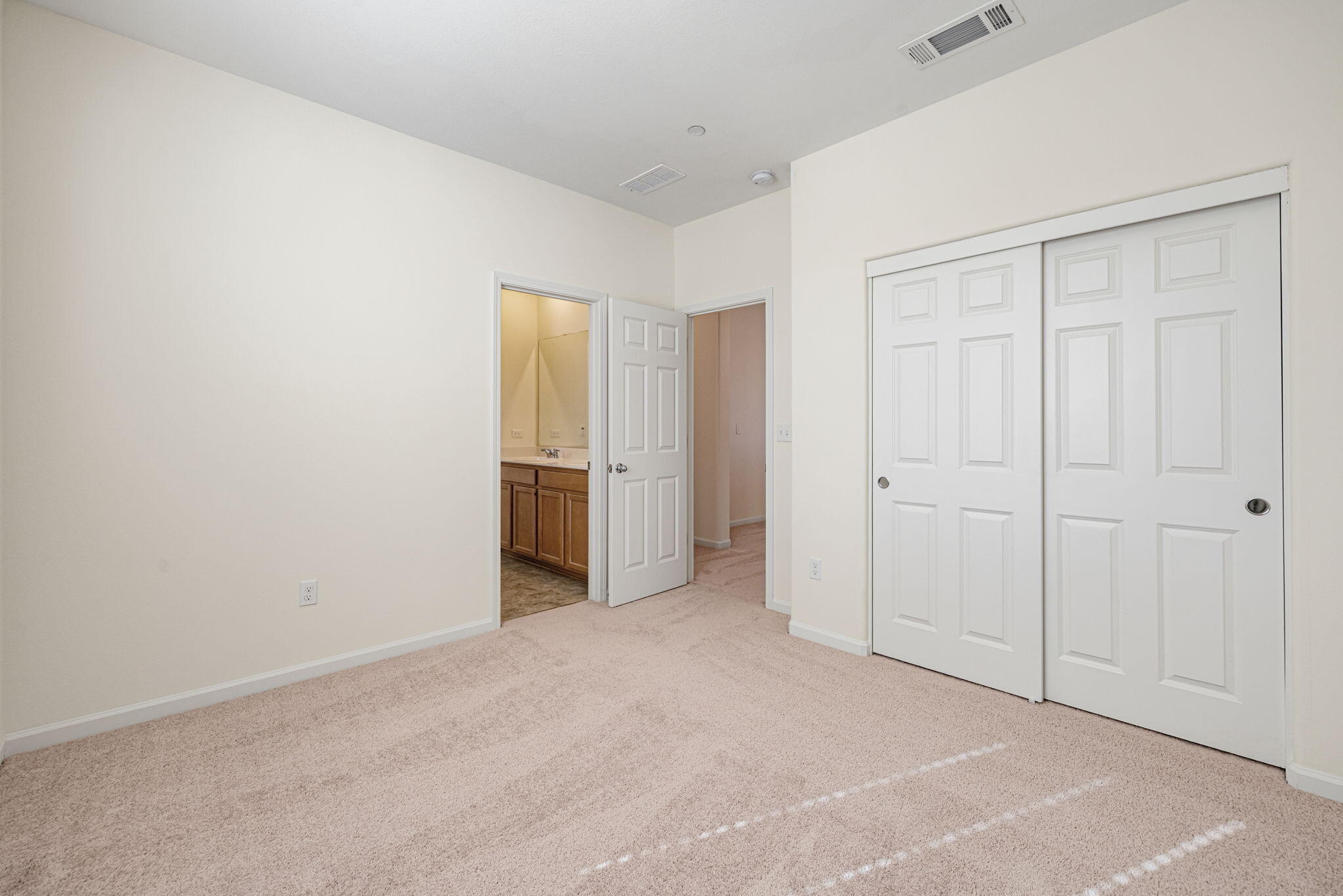 2253 S Manzanita Ct, Visalia, CA 93292