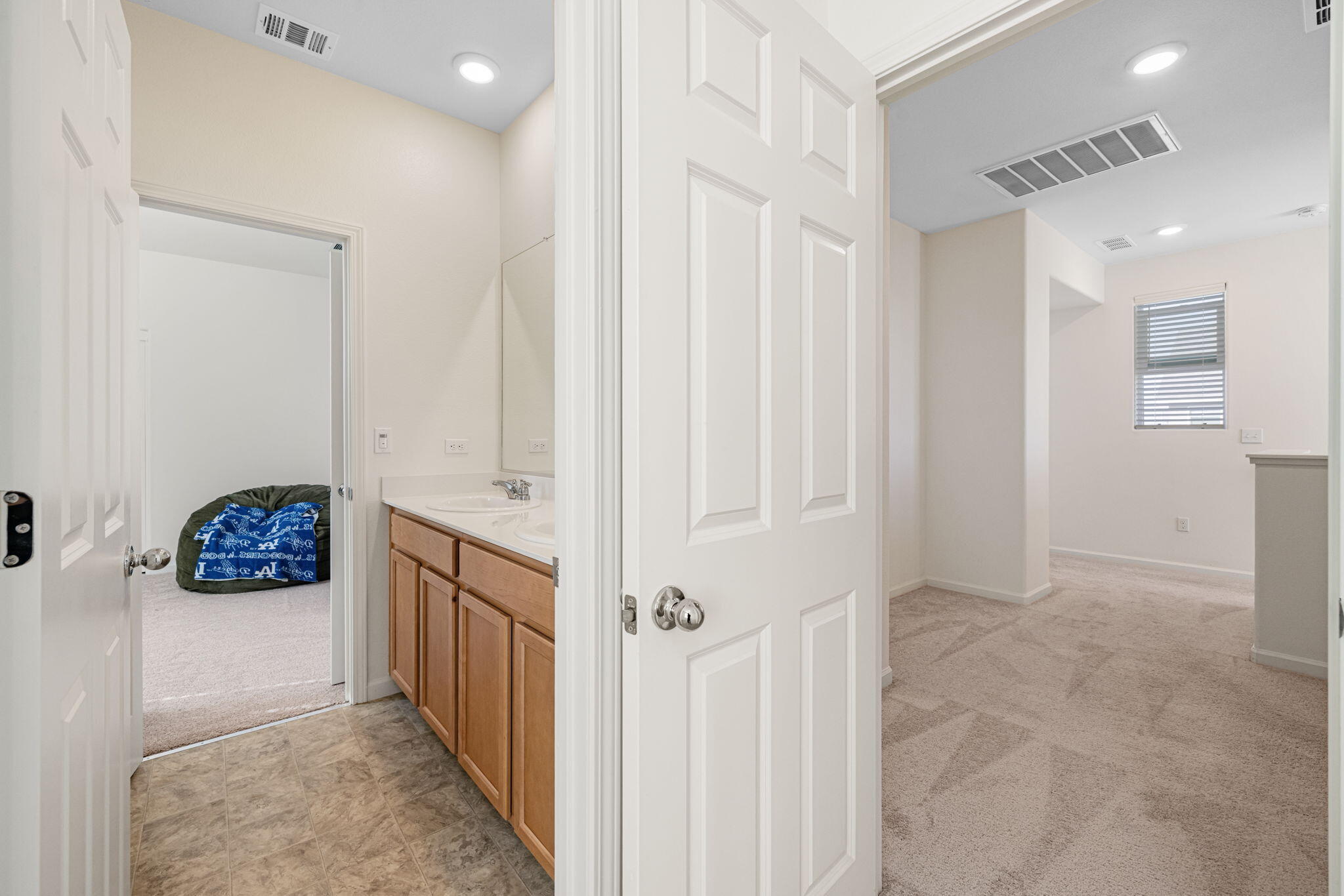 2253 S Manzanita Ct, Visalia, CA 93292