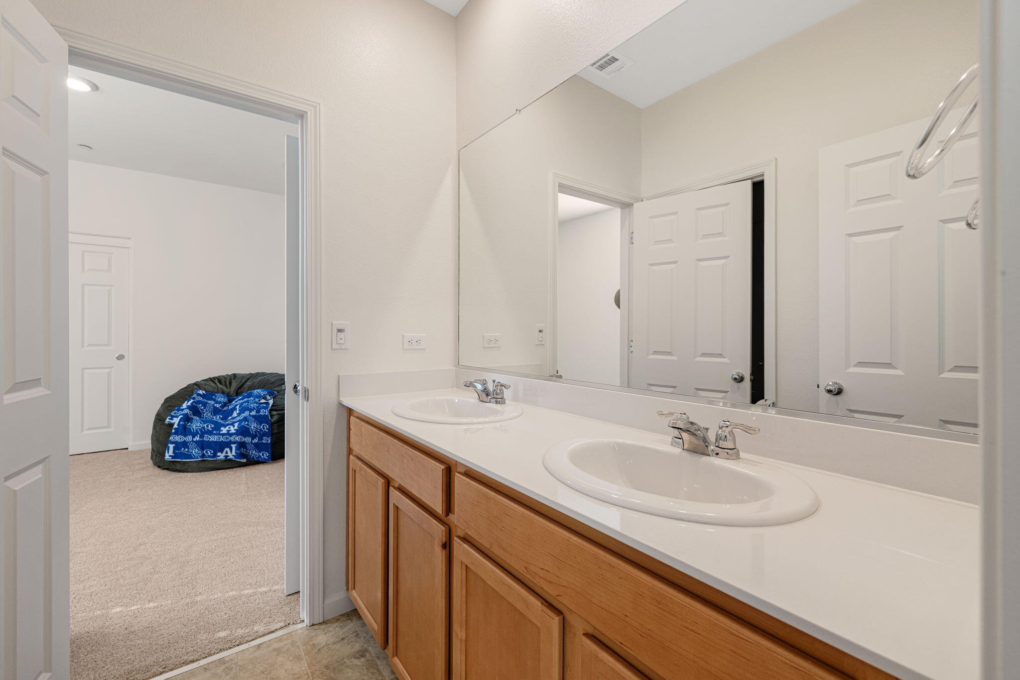 2253 S Manzanita Ct, Visalia, CA 93292