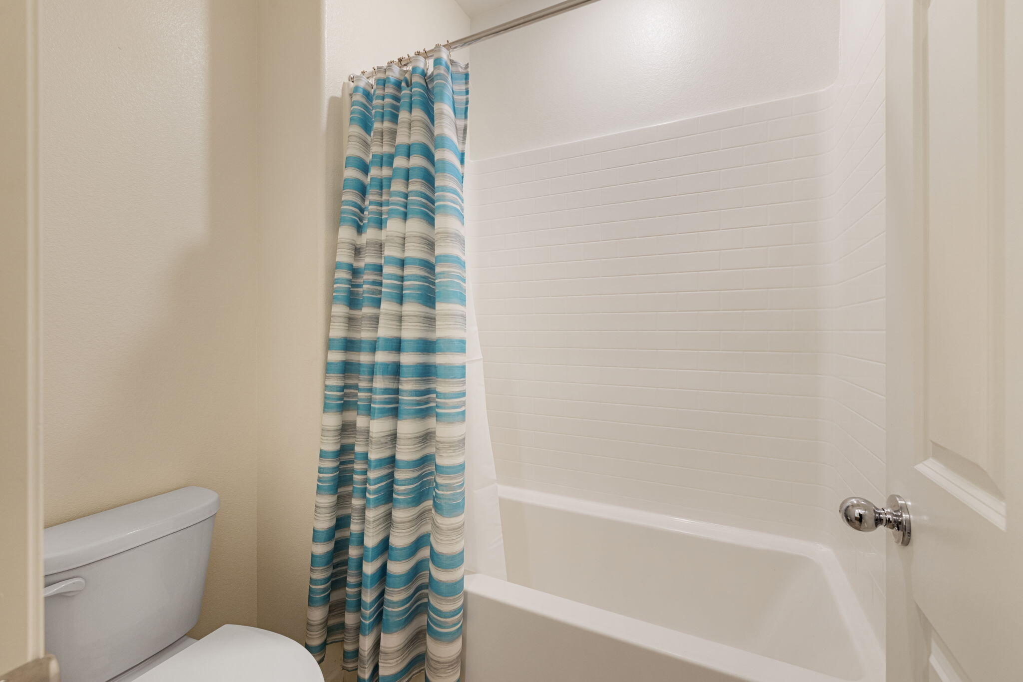 2253 S Manzanita Ct, Visalia, CA 93292