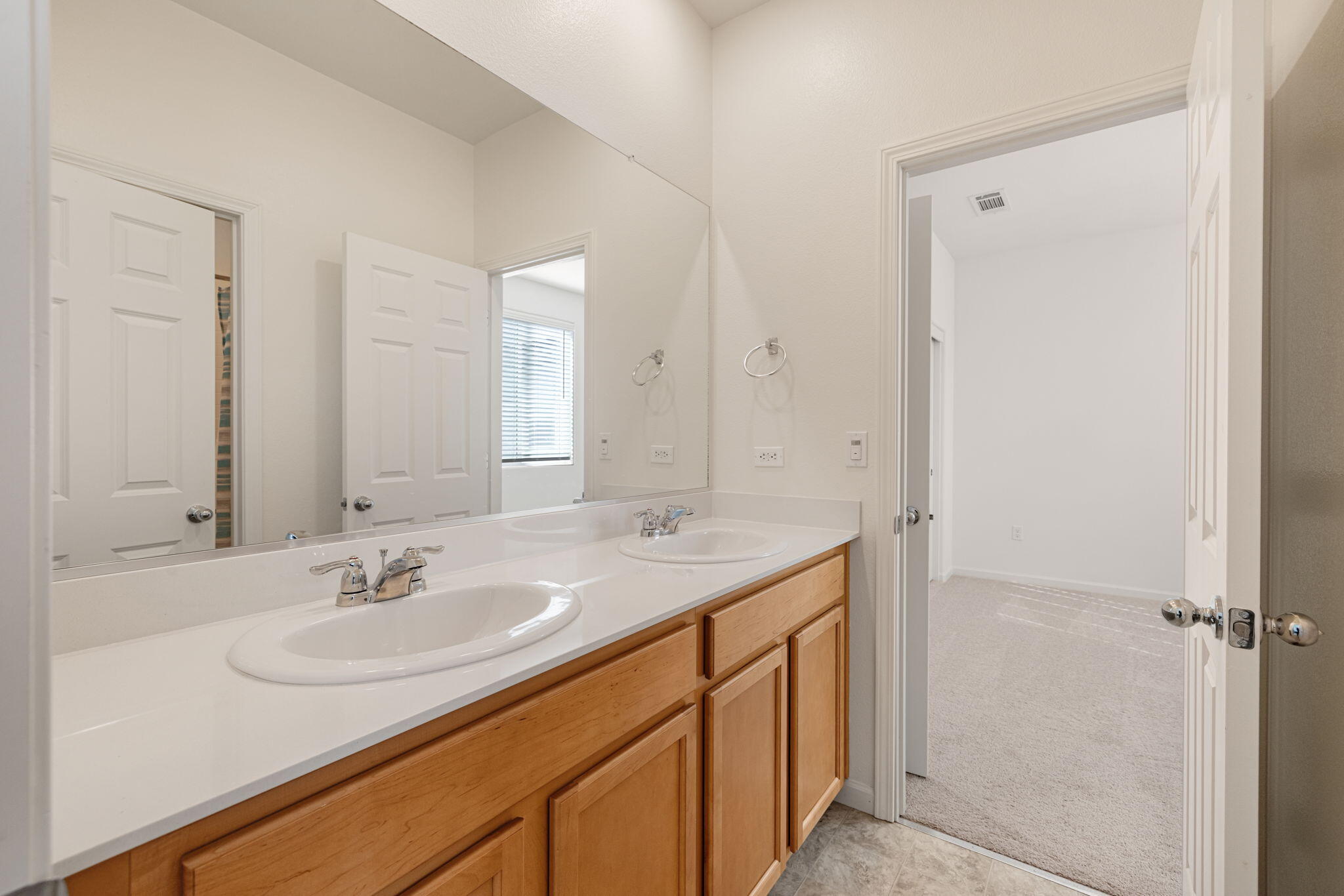 2253 S Manzanita Ct, Visalia, CA 93292