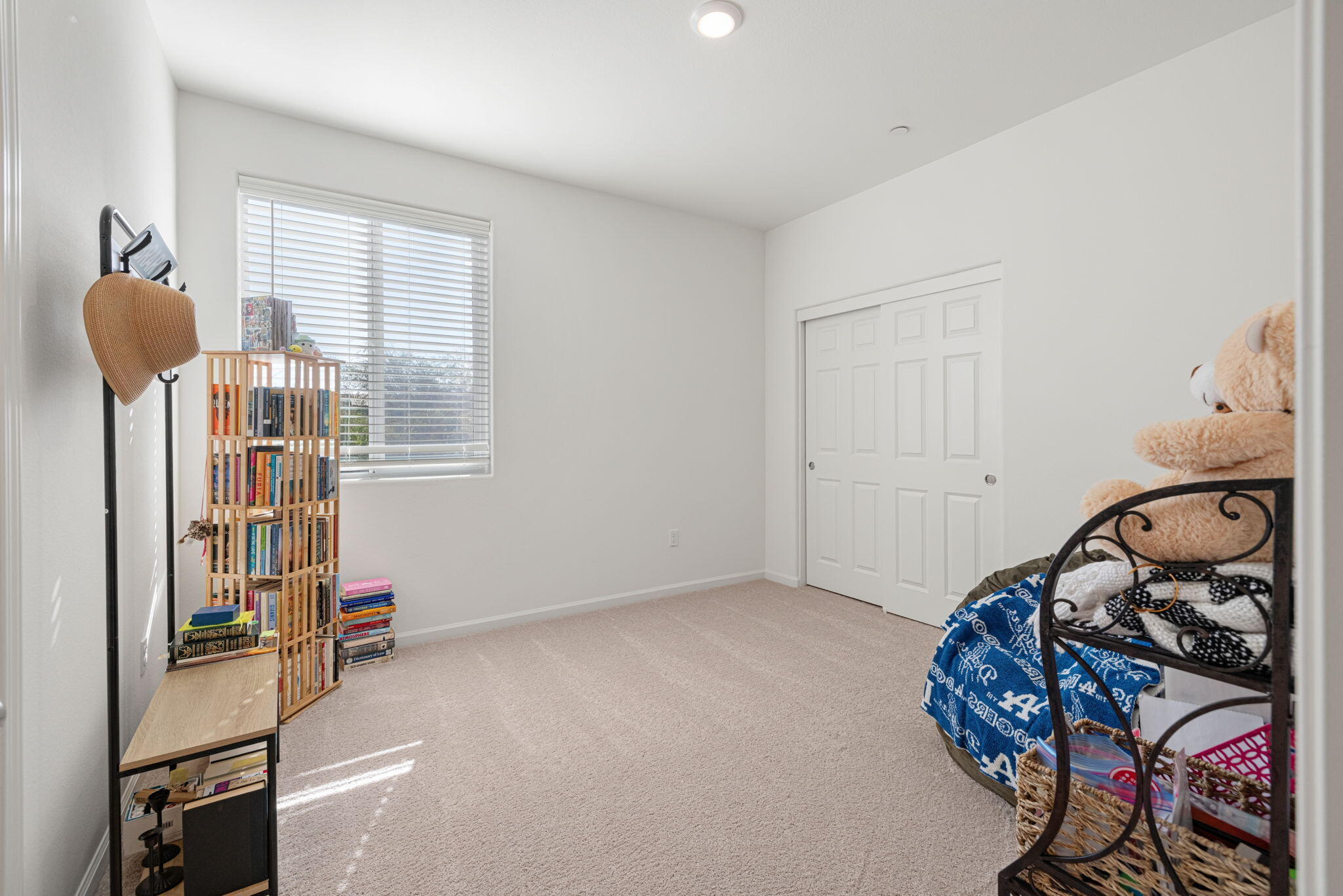 2253 S Manzanita Ct, Visalia, CA 93292