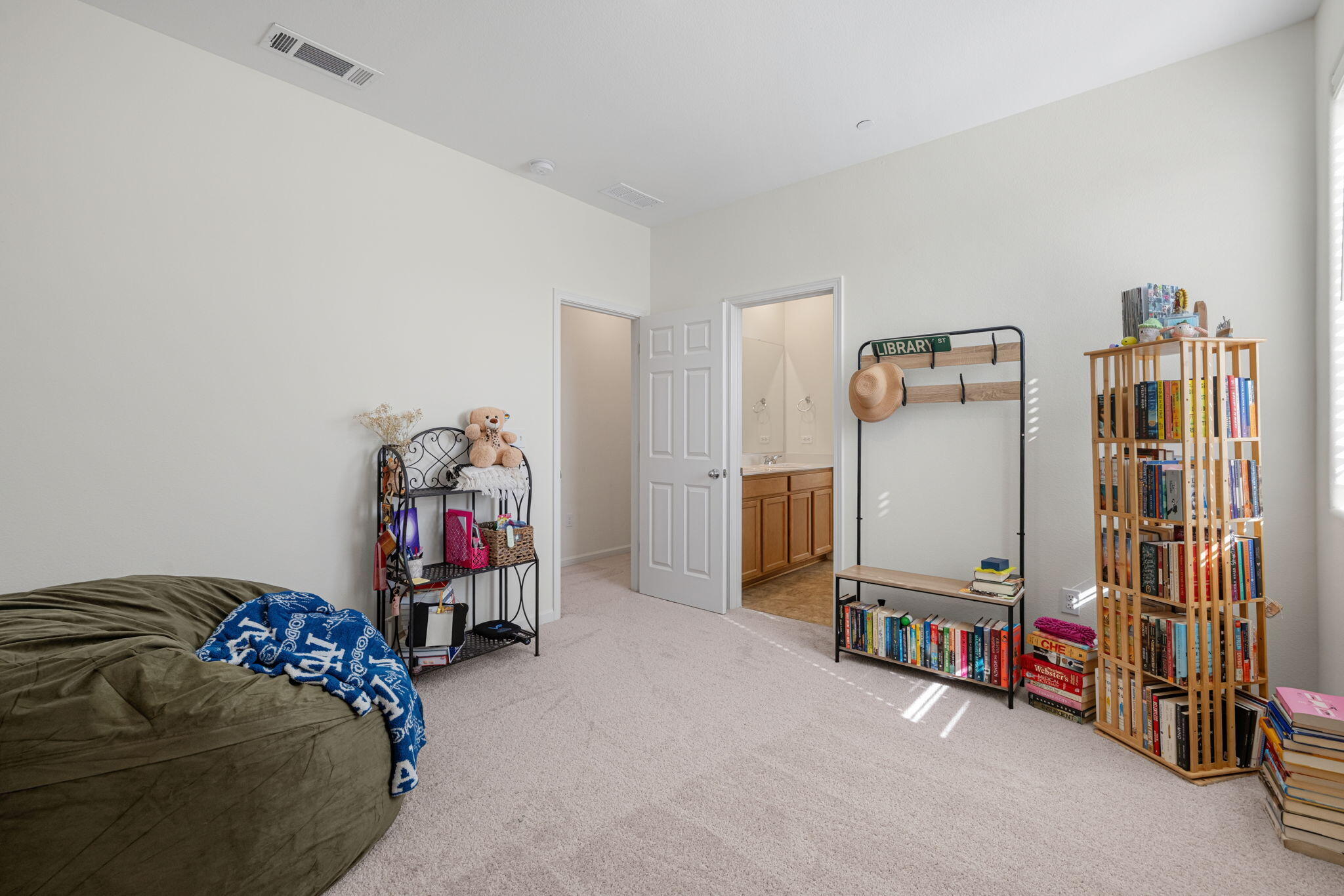 2253 S Manzanita Ct, Visalia, CA 93292