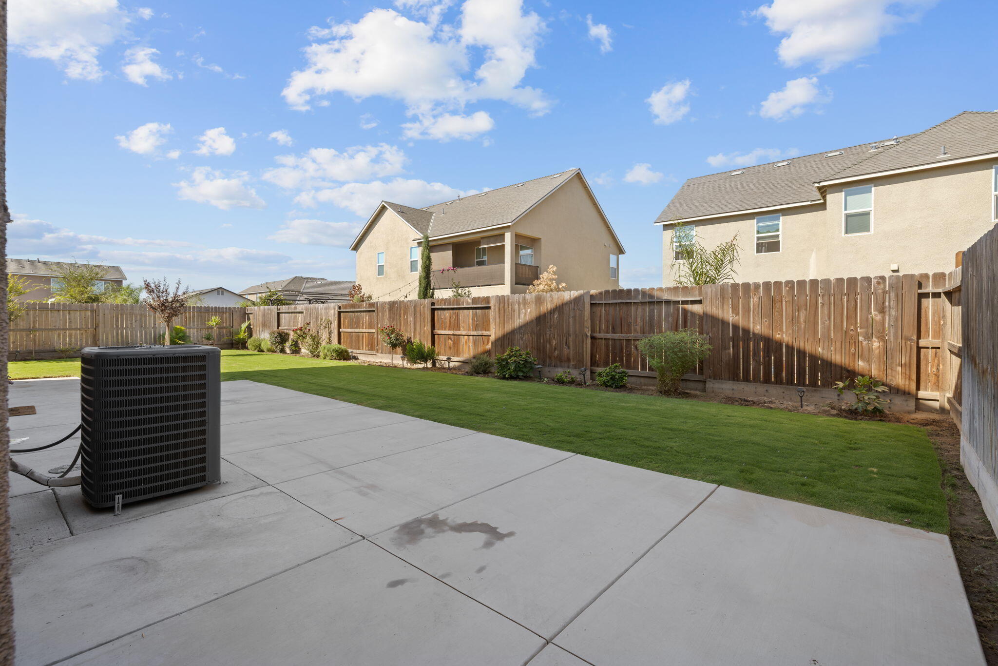 2253 S Manzanita Ct, Visalia, CA 93292