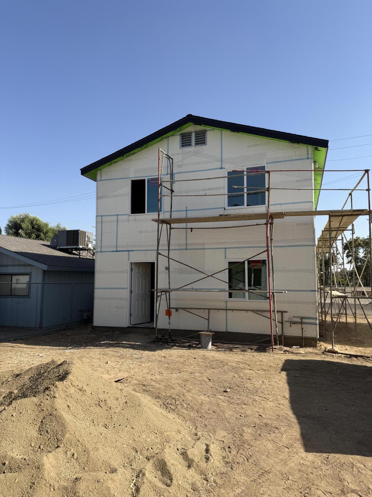 208 E Oak Ave, Porterville, CA 93257